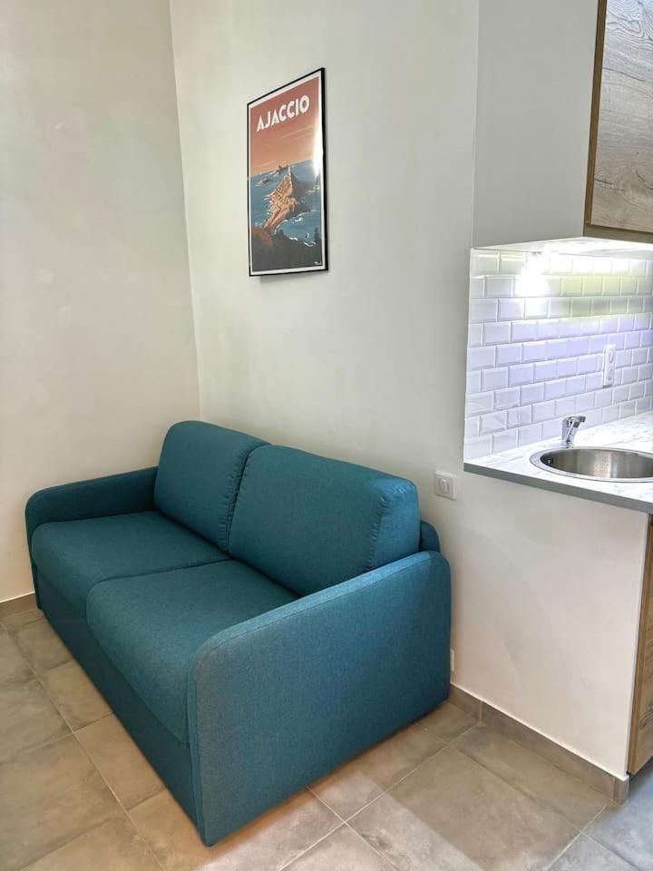 2 Personnes Plein Centre Rue Pietonne Ajaccio (Corsica)